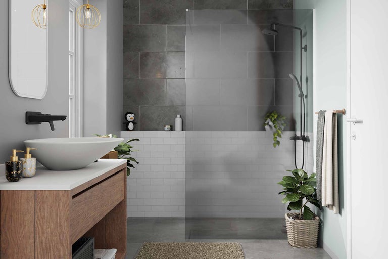 Helles Badezimmer mit Waschbecken, Dusche und Fliesen