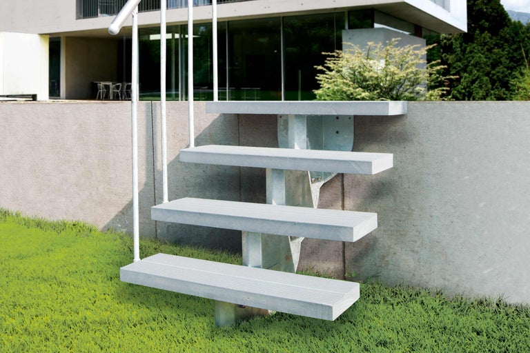 Außentreppe aus Metall vor einem Haus