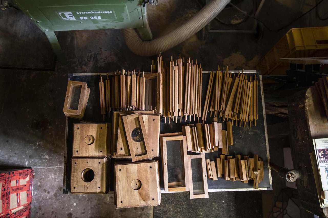 Holzrahmen und Holzstücke auf einem Tisch in einer Werkstatt