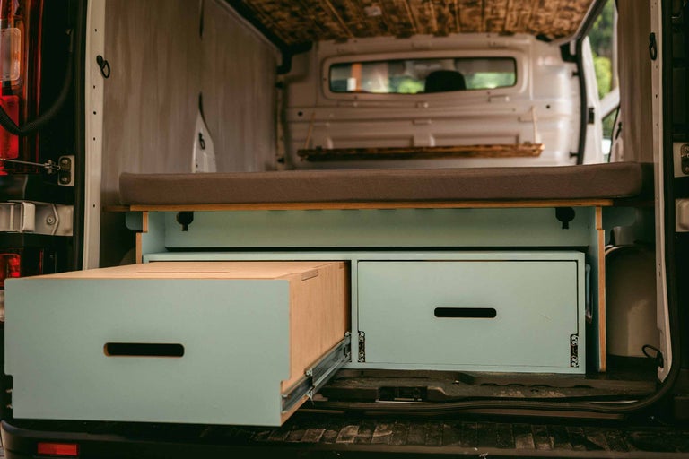 Ausgebauter Van-Innenraum mit Schubladen und Bett