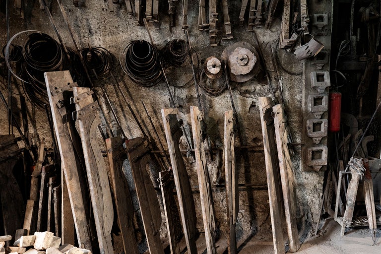 Werkstatt mit alten Werkzeugen und Geräten an der Wand