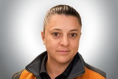Portrait einer Hornbach Mitarbeiterin in Arbeitskleidung