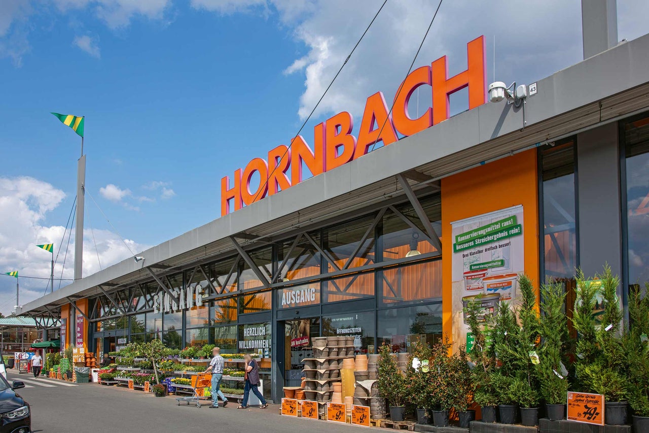  Hornbach Baumarkt Außenansicht bei Tageslicht 