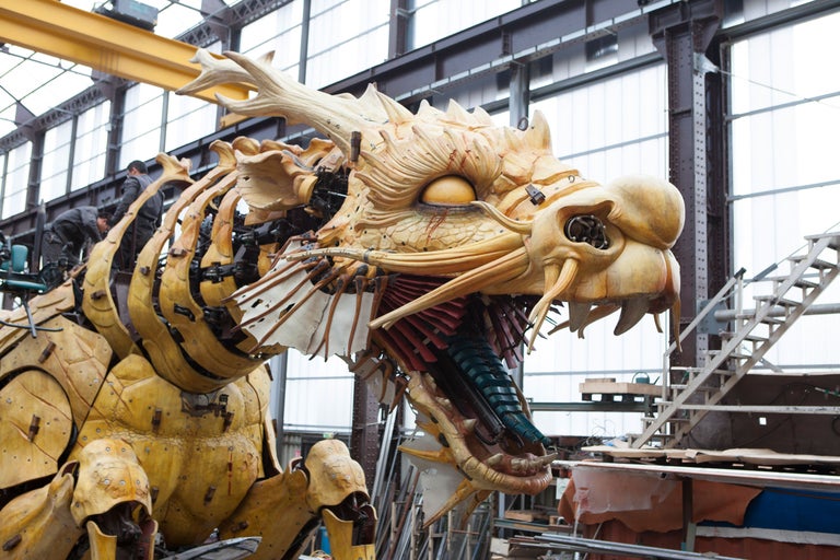 Mechanischer Drache aus Holz mit detailreichen Verzierungen und sichtbaren Gelenken.