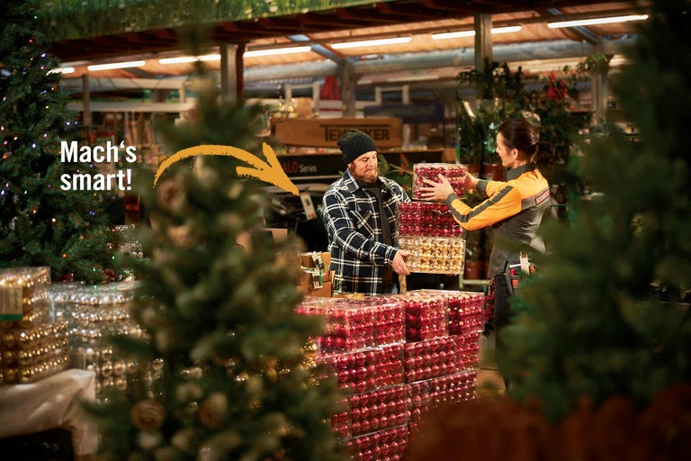 Mann und Frau im Hornbach Markt beim Kauf von Christbaumkugeln.
