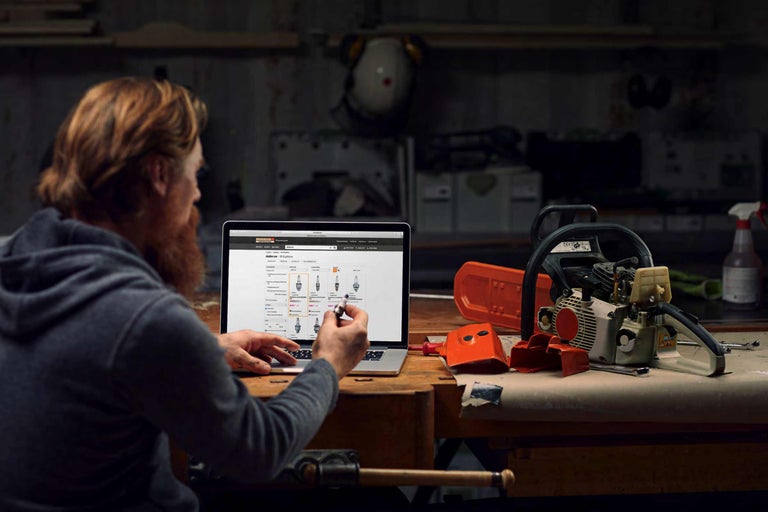 Mann sucht online nach Ersatzteilen für Kettensäge auf Hornbach Webseite