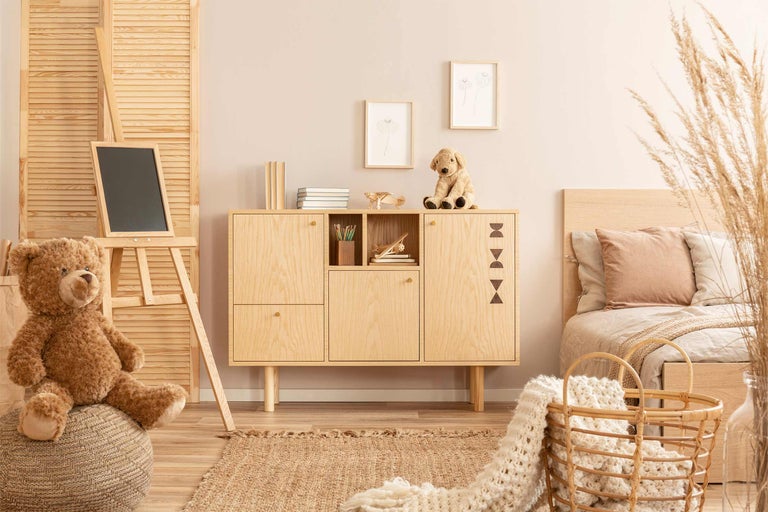 Kinderzimmer mit Holzkommode, Staffelei und Dekorationen