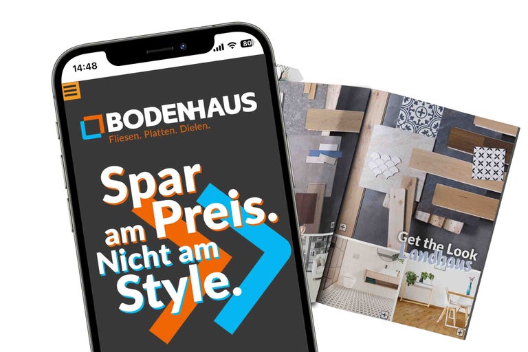 Smartphone mit Bodenhaus Werbung und Bodenhaus Katalog