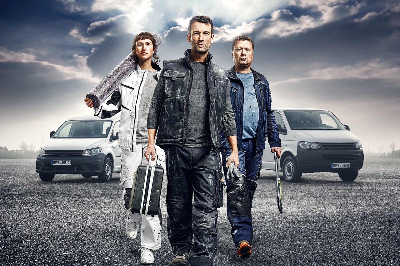 Drei Handwerker mit Werkzeug und Lieferwagen