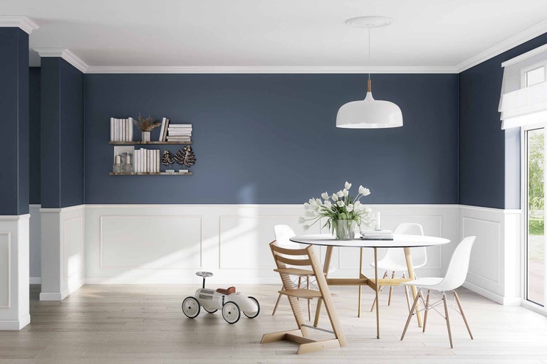 Heller Essbereich mit Esstisch, Stühlen, Wandregal und Spielzeugauto