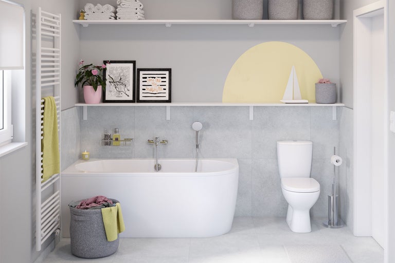 Helles Badezimmer mit Badewanne, Toilette und Handtuchwärmer