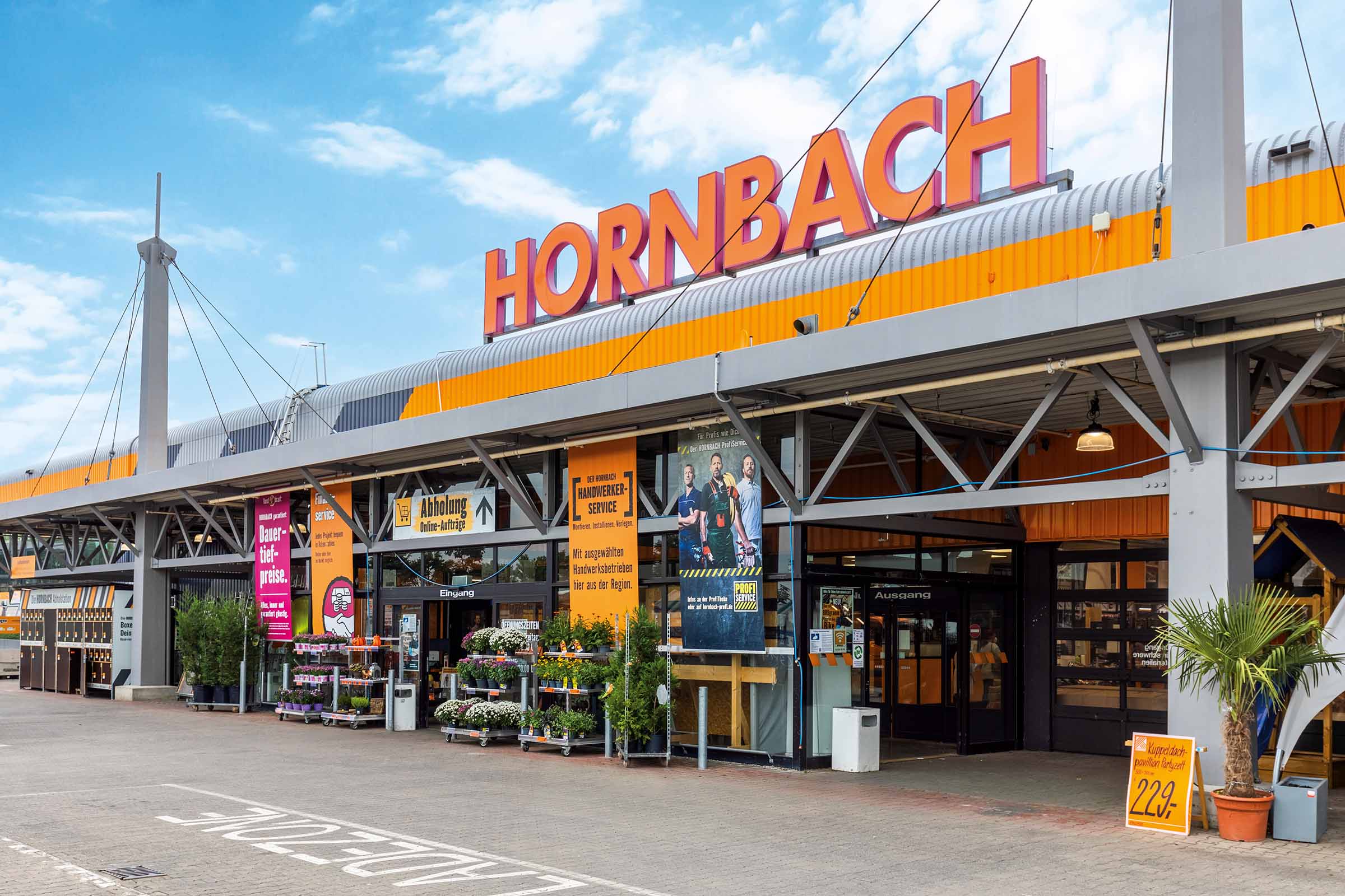  Außenansicht eines Hornbach Baumarktes mit Eingangsbereich und Pflanzenangeboten 
