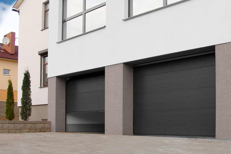 Garagentor an einem modernen Haus