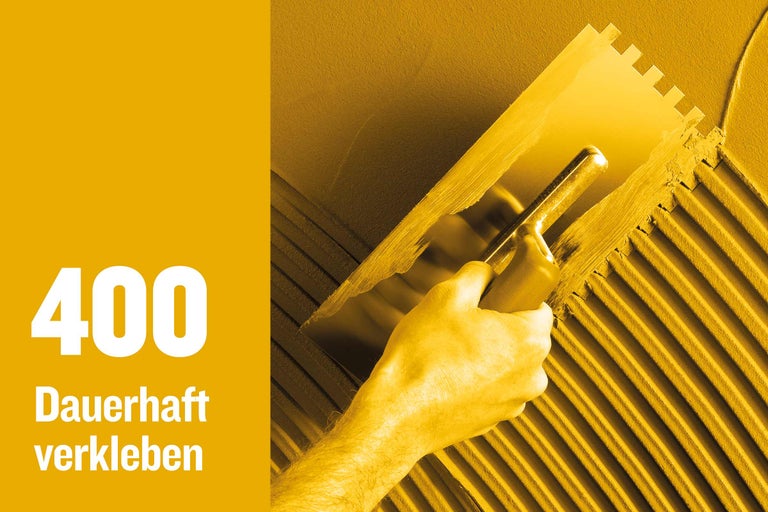 Auftragen von Fliesenkleber mit einer Glättekelle