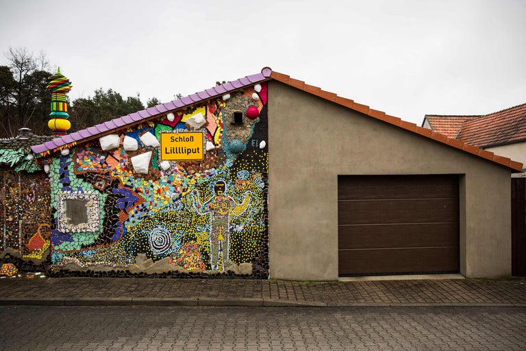 Hausfassade mit Mosaikwand und Garage