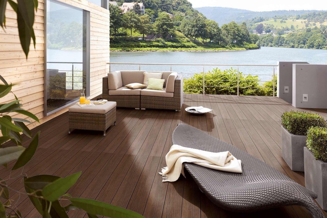 Terrasse mit Lounge-Möbeln und Blick auf den See