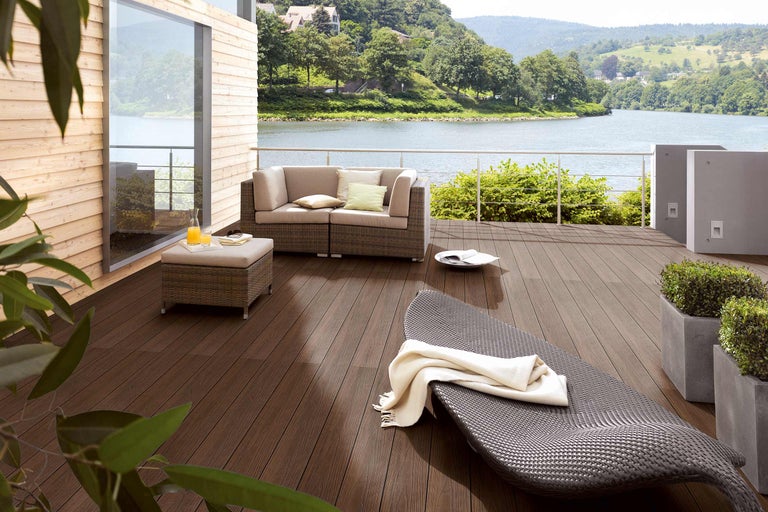 Terrasse mit Lounge-Möbeln und Blick auf den See