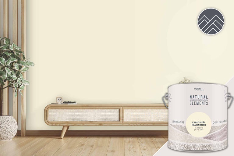 Wohnraum mit Lehmfarbe in hellem Gelb und Farbdose