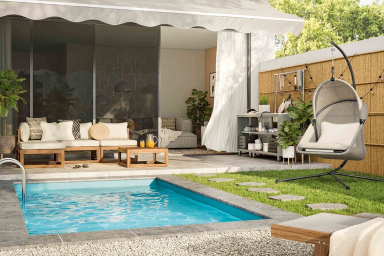 Einladende Gartengestaltung mit Pool, Lounge-Möbeln und Hängesessel für entspannte Stunden im Freien