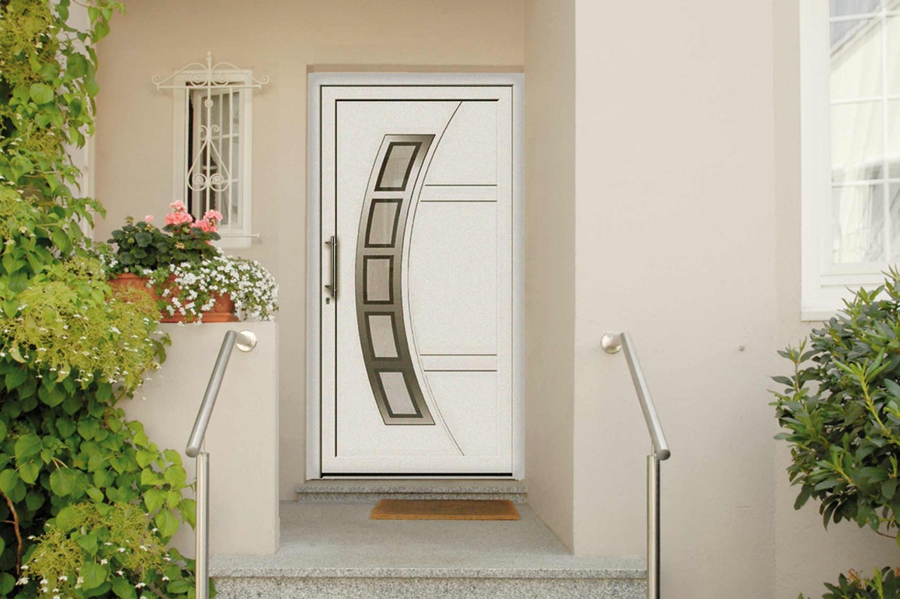 Eingangsbereich eines Hauses mit einer modernen Haustür mit Glaseinsätzen