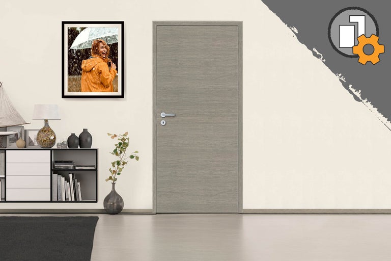 Graue Innentür mit Drückergarnitur in einem stilvollen Wohnraum