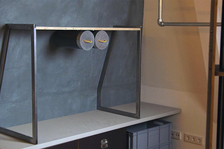 Inneneinrichtung mit Metallregal und zwei zylinderförmigen Behältern