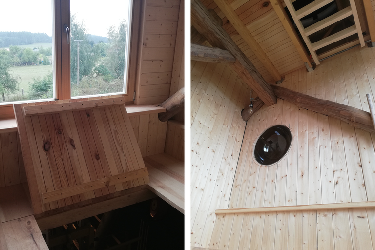 Innenansicht eines Holzhauses mit Dachfenster, runder Fensteröffnung und Dachbodentreppe