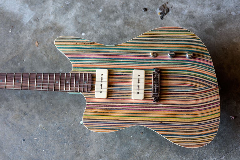 Elektrische Gitarre mit Korpus aus Schichtholz