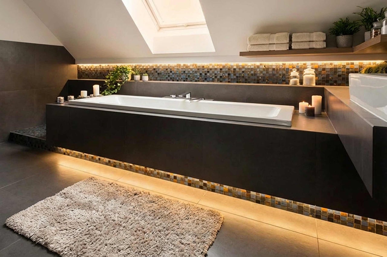 Badezimmer mit Badewanne, Mosaikfliesen und Teppich