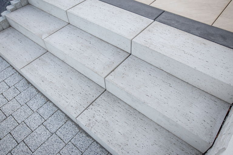 Außentreppe aus Steinblöcken