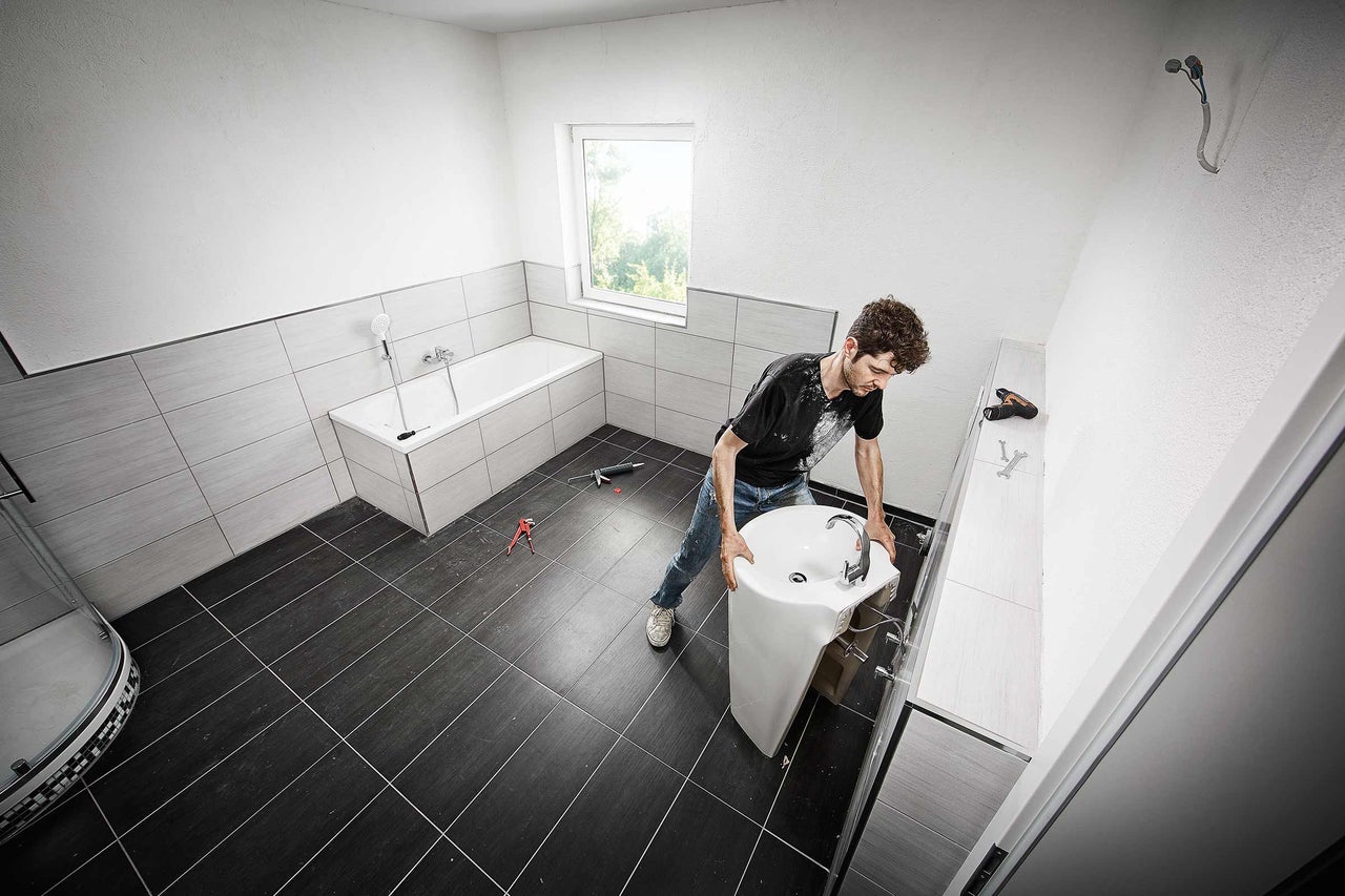 Badezimmer mit Badewanne, Dusche und Waschbeckeninstallation