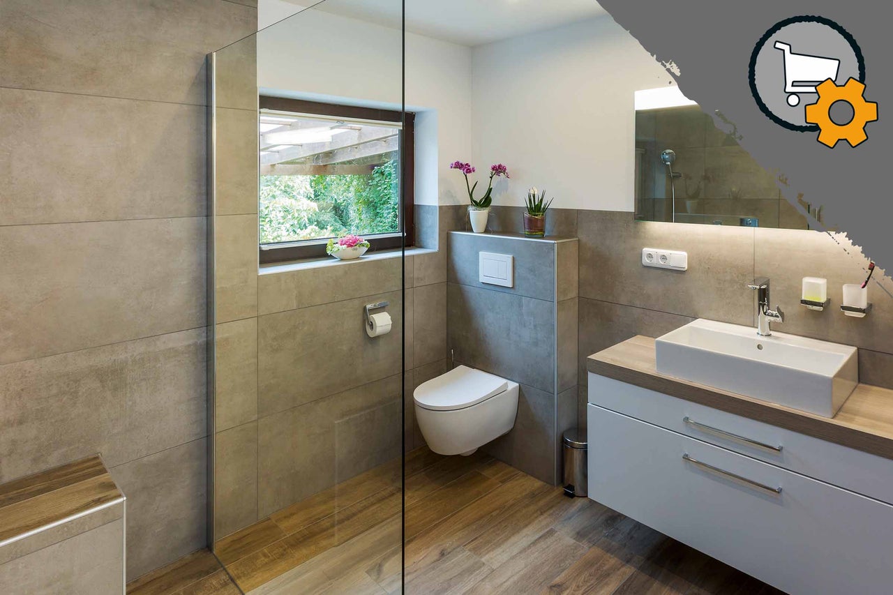 Modernes Badezimmer mit ebenerdiger Dusche, Wand-WC und Waschtisch mit Unterschrank