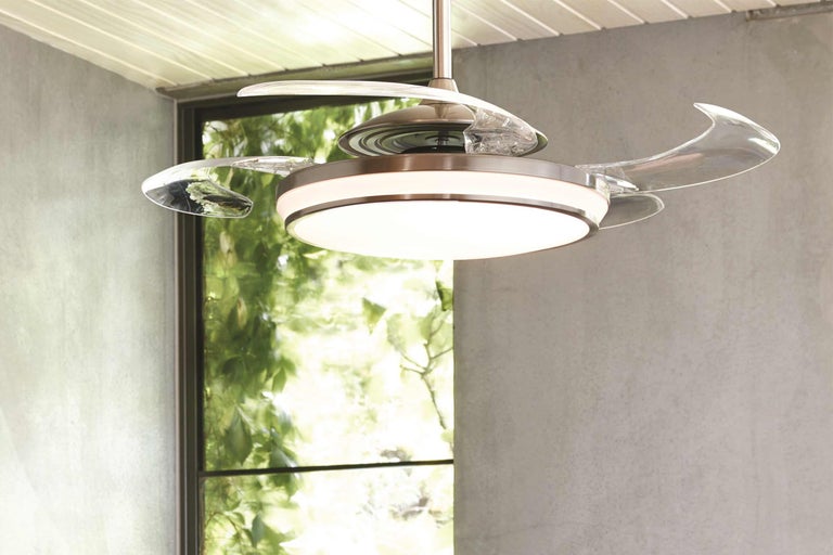 Deckenventilator mit Beleuchtung und transparenten Flügeln.