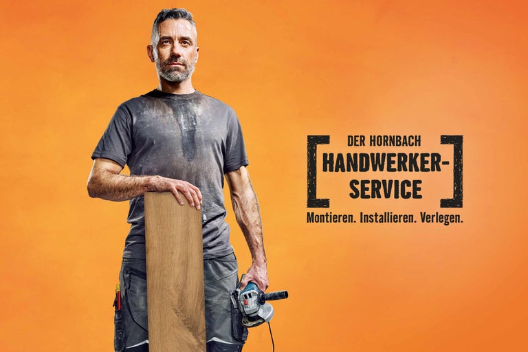Ein Handwerker hält ein Holzbrett und einen Winkelschleifer, daneben steht der Schriftzug Hornbach Handwerkerservice.