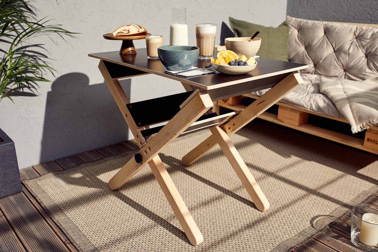 Klapptisch aus Holz mit Speisen und Getränken im Außenbereich