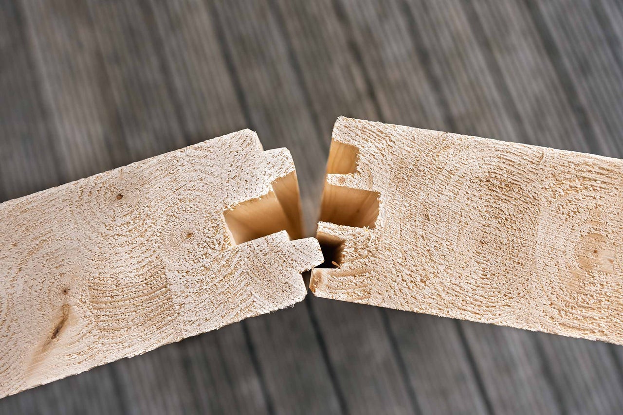 Holzverbindung zweier Balken durch eine präzise Ausklinkung für stabile Holzkonstruktionen.