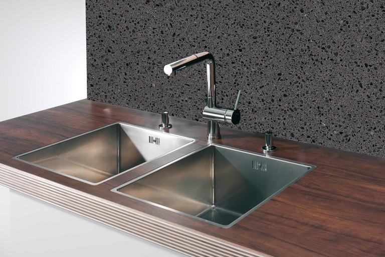 Küchenspüle mit Doppelbecken, Armatur und Arbeitsplatte in Holzoptik