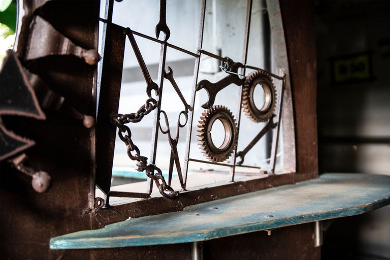 Dekoratives Schaufenster mit Zahnrädern, Schraubenschlüsseln und Kette als Dekoration
