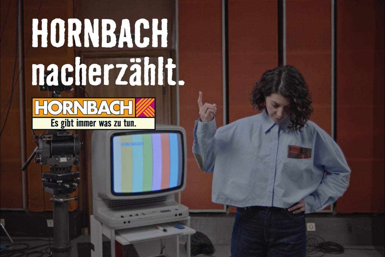 Frau neben einem Fernseher mit Testbild und einer alten Filmkamera mit dem Text Hornbach nacherzählt und dem Hornbach Logo