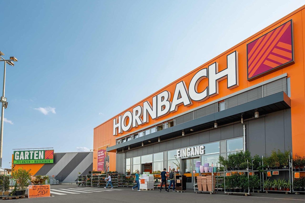  Hornbach Baumarkt Fassade mit Eingangsbereich und Gartenausstellung 