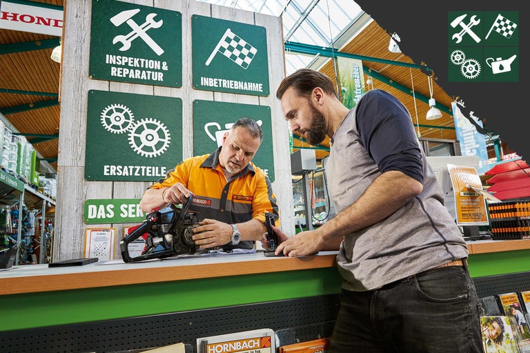 Zwei Männer an einem Serviceschalter bei Hornbach, im Hintergrund Schilder mit Symbolen für Inspektion und Reparatur, Inbetriebnahme und Ersatzteile