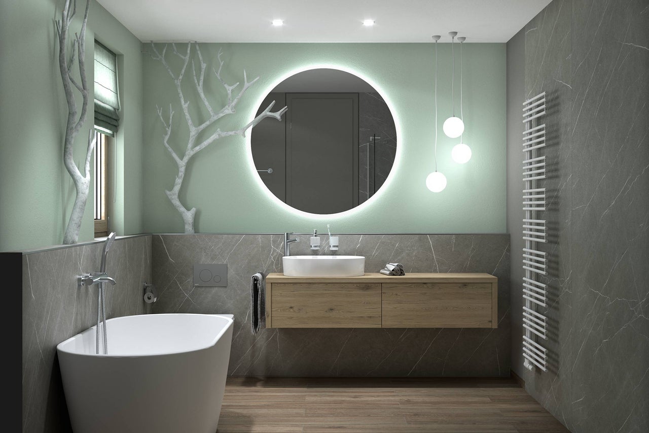 Helles Badezimmer mit Badewanne, Waschtisch, Spiegel mit Beleuchtung und Heizkörper
