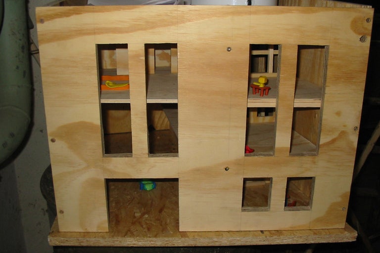 Puppenhaus aus Holz mit mehreren Zimmern