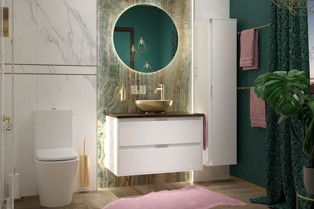 Modernes Badezimmer mit Toilette, Waschtischunterschrank, Spiegel und Hochschrank