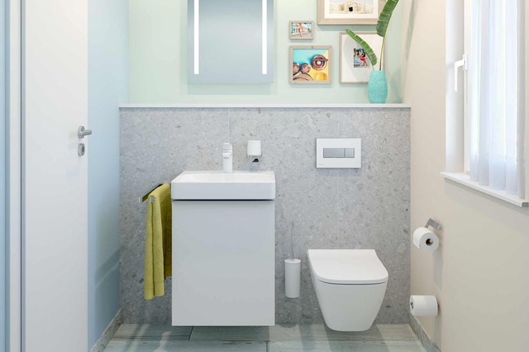 Modernes Badezimmer mit Waschbecken, Toilette und Spiegel