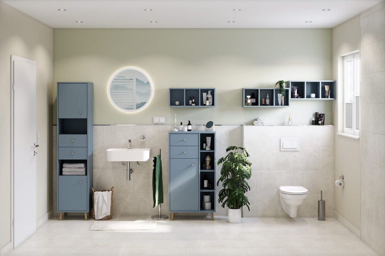 Badezimmer mit Waschtisch, Spiegelschrank, Hängeschränken und Toilette