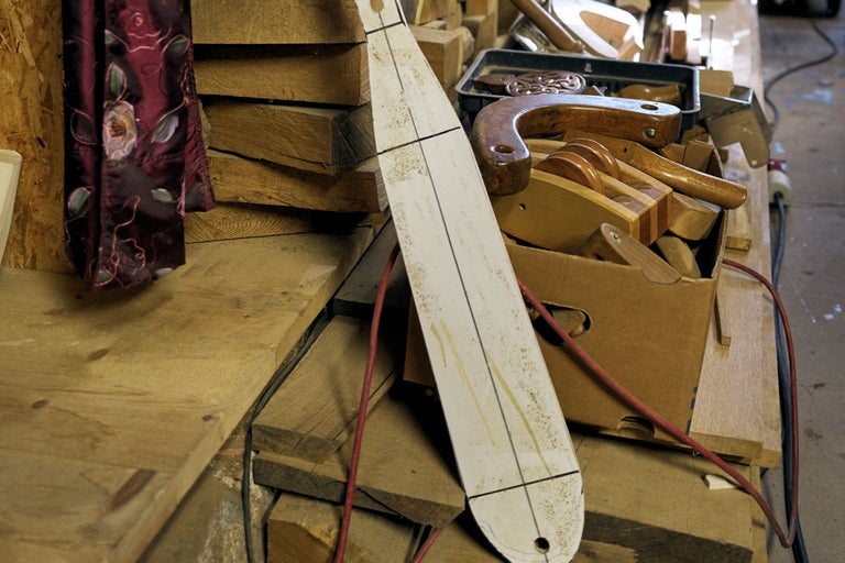 Werkbank mit Holz, Werkzeugen und Vorlage für Holzarbeiten