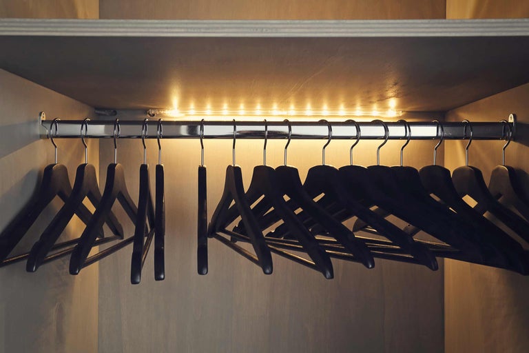 Kleiderschrank mit Kleiderstange, LED-Beleuchtung und Kleiderbügeln