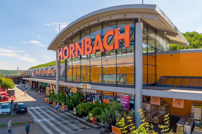 Hornbach Baumarkt mit Gartenabteilung und Kunden