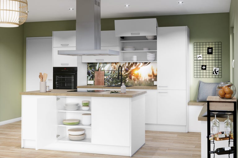 Helle Küche mit Kücheninsel, Einbaubackofen, Dunstabzugshaube und Küchenzubehör